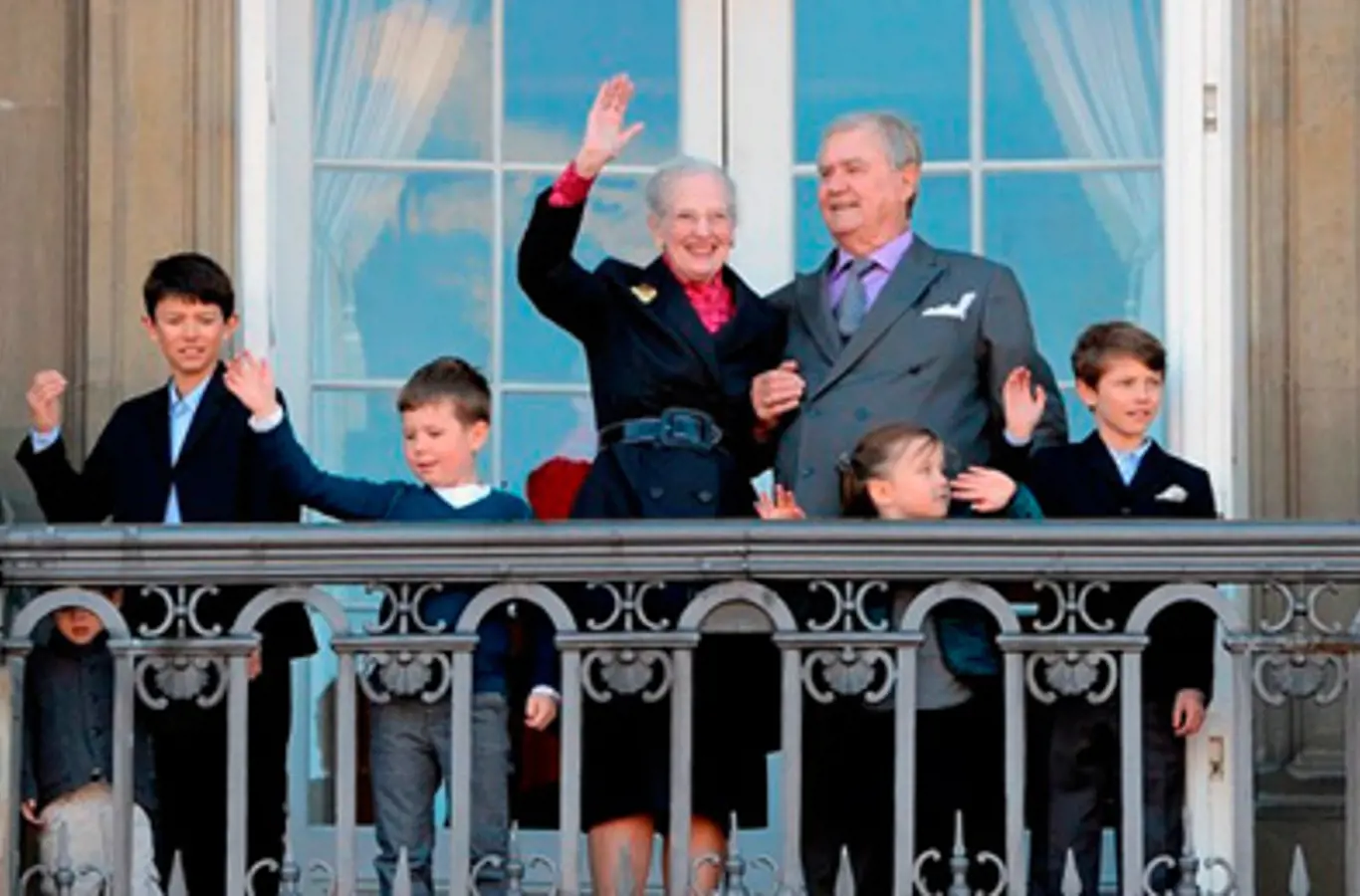 Regentparret med børnebørnene Prins Christian, Prinsesse Isabella, Prins Nikolai, Prins Felix og Prins Henrik den 16. april 2012.