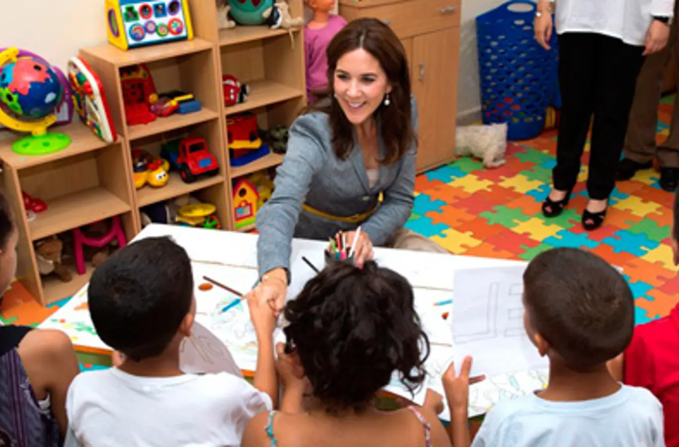 H.K.H. Kronprinsessen hilser på børn på kvindekrisecentret Tilila.