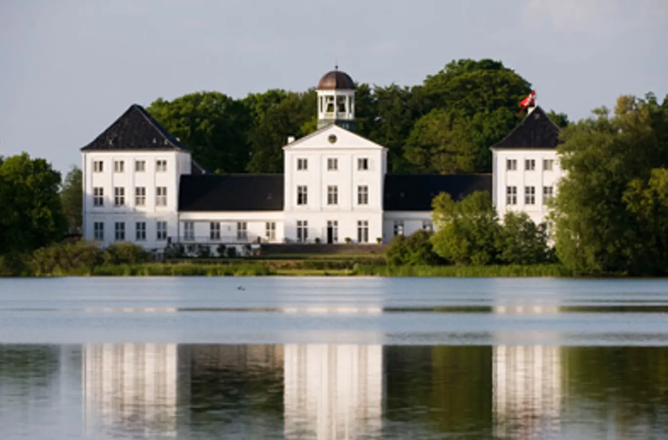Graasten Slot med Slotssøen i forgrunden