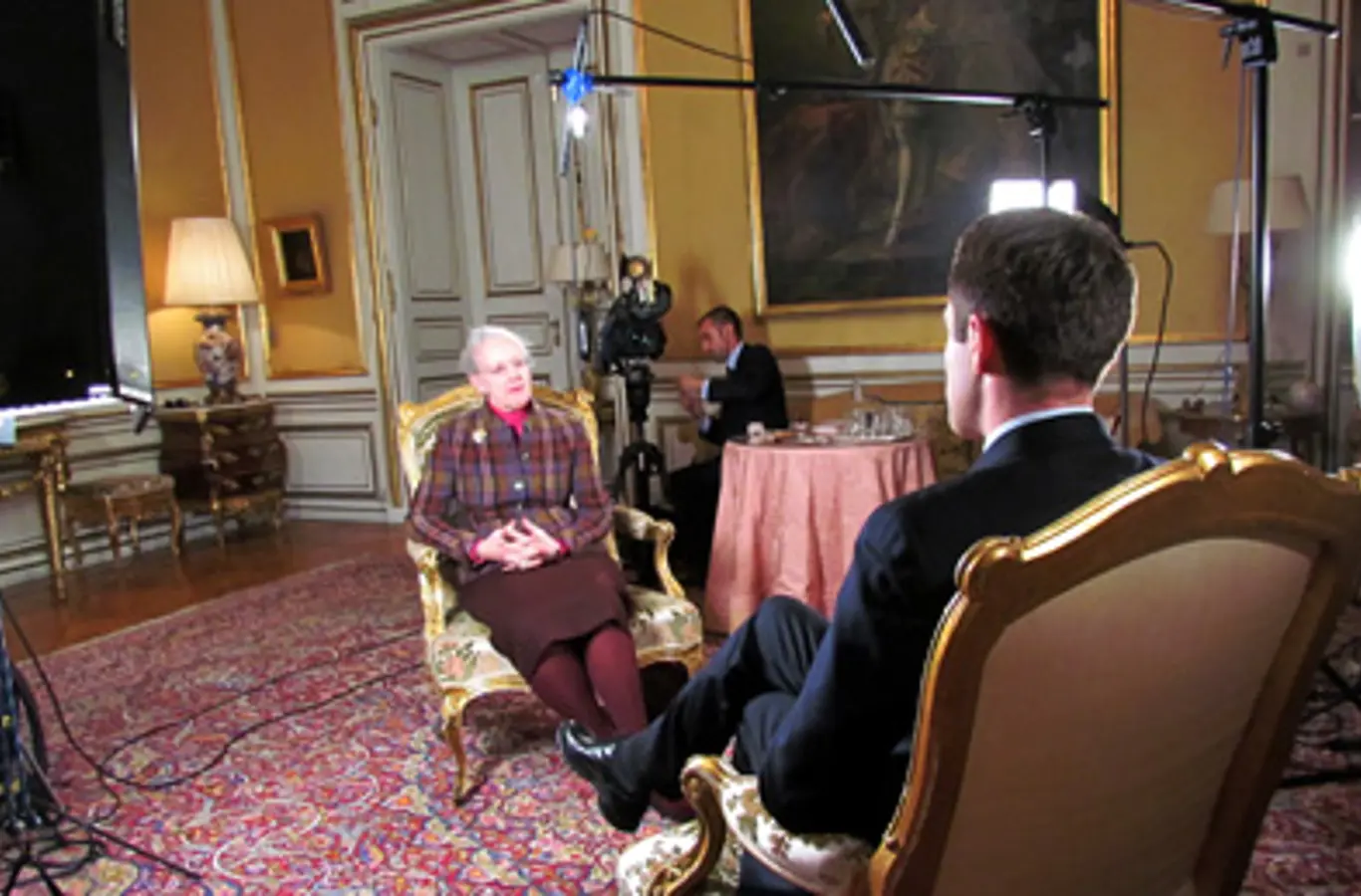 H.M. Dronningen under interview med CNN journalist Max Foster.
