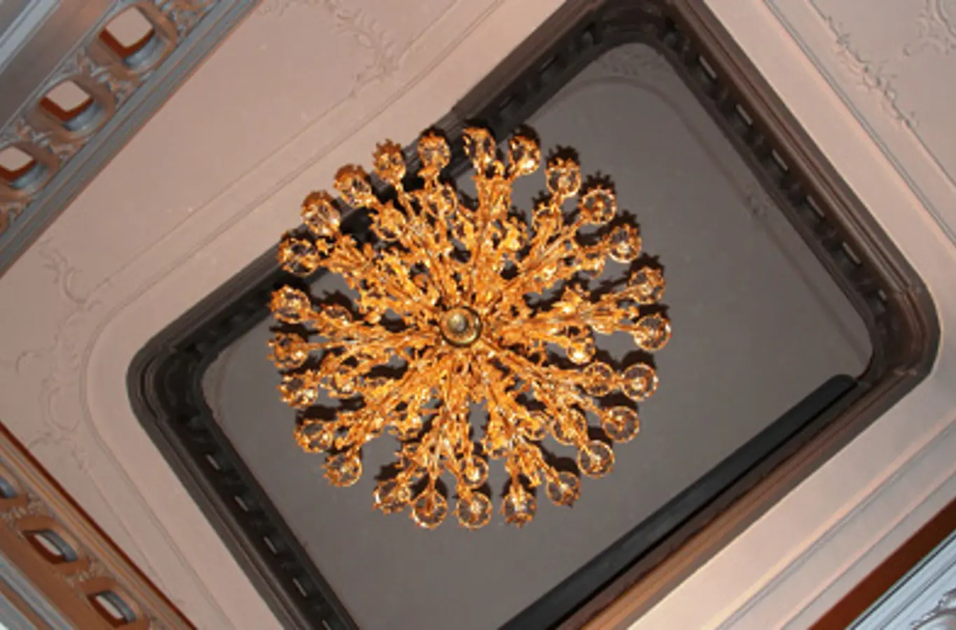 Lysekronen ved hovedtrappen i Christian VII's Palæ.