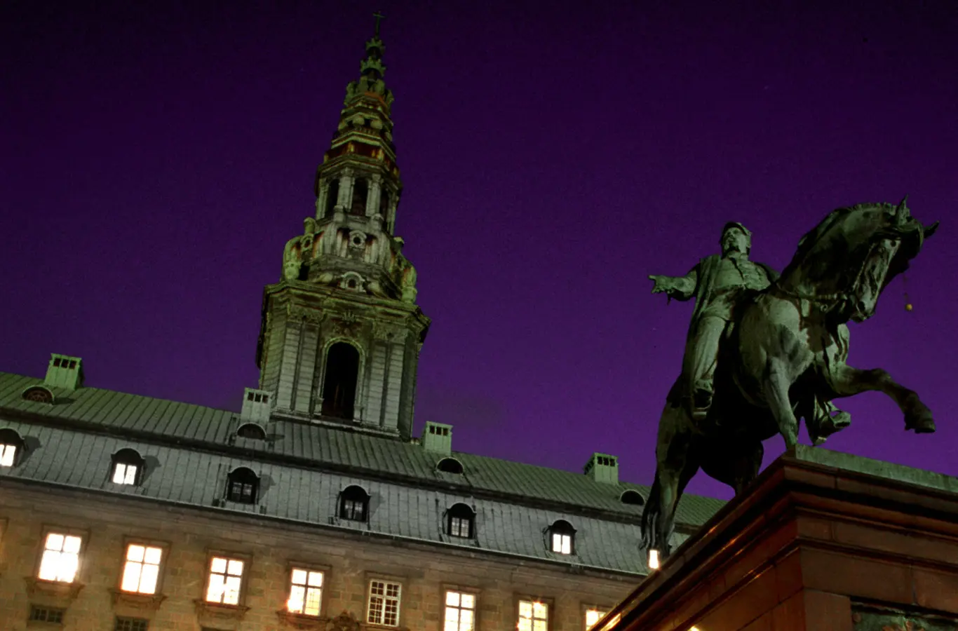 Christiansborg Slot ved aftenstund.