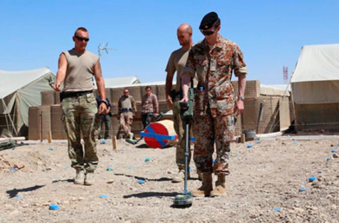 H.K.H. Prins Joachim instrueres i de danske soldaters minesøger i Camp Bastion.