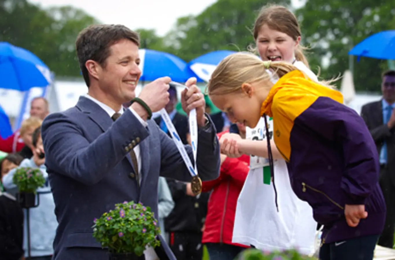 Arkivfoto: H.K.H. Kronprinsen kårer dagens vindere i konkurrencerne da Danmarks Idræts-Forbund og atletikklubben Sparta arrangerede Skole OL på Østerbro Stadion i København, 2010.