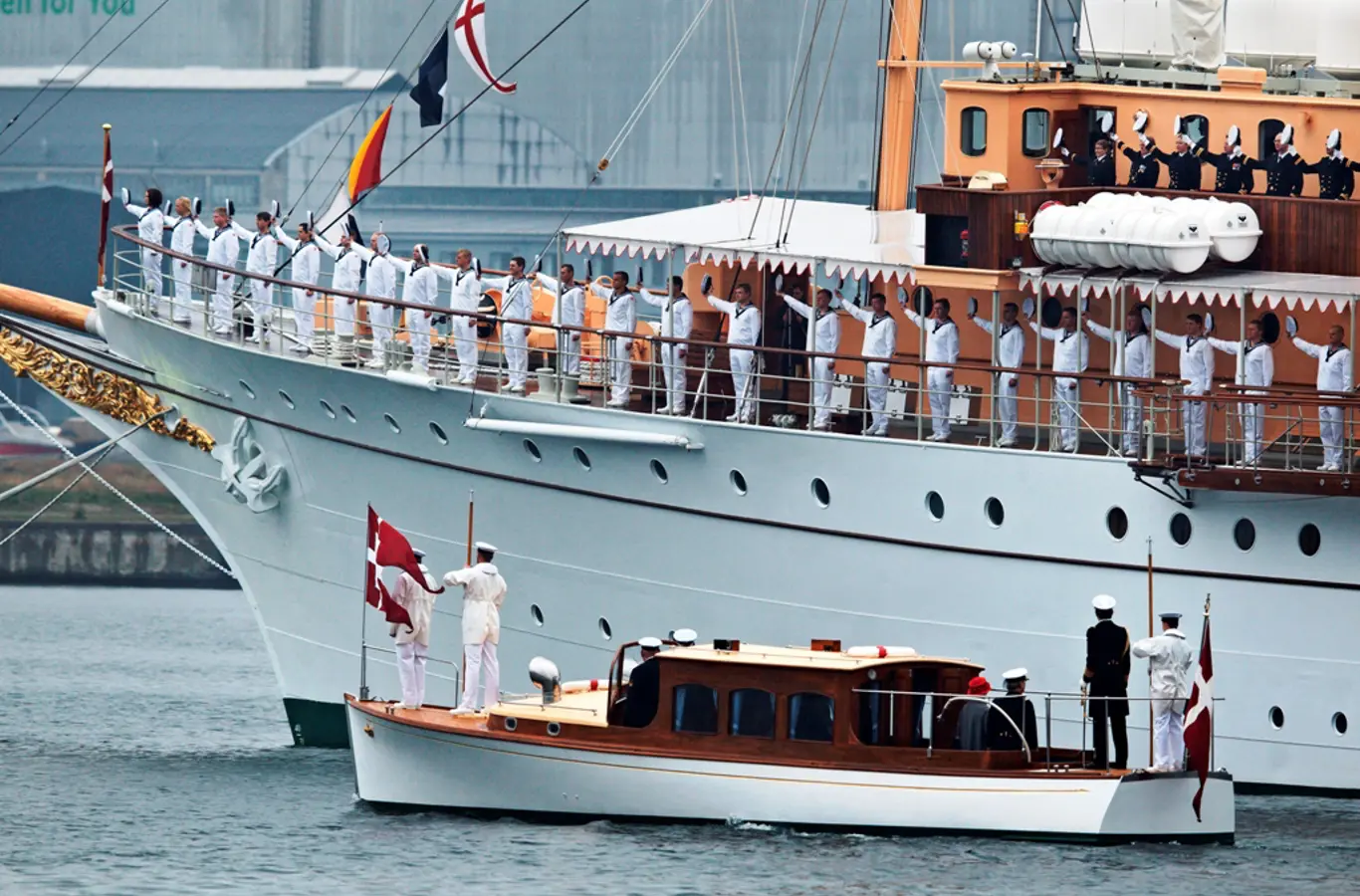 Regentparret sejlede med Kongeskibet Dannebrog til Helsingør.
