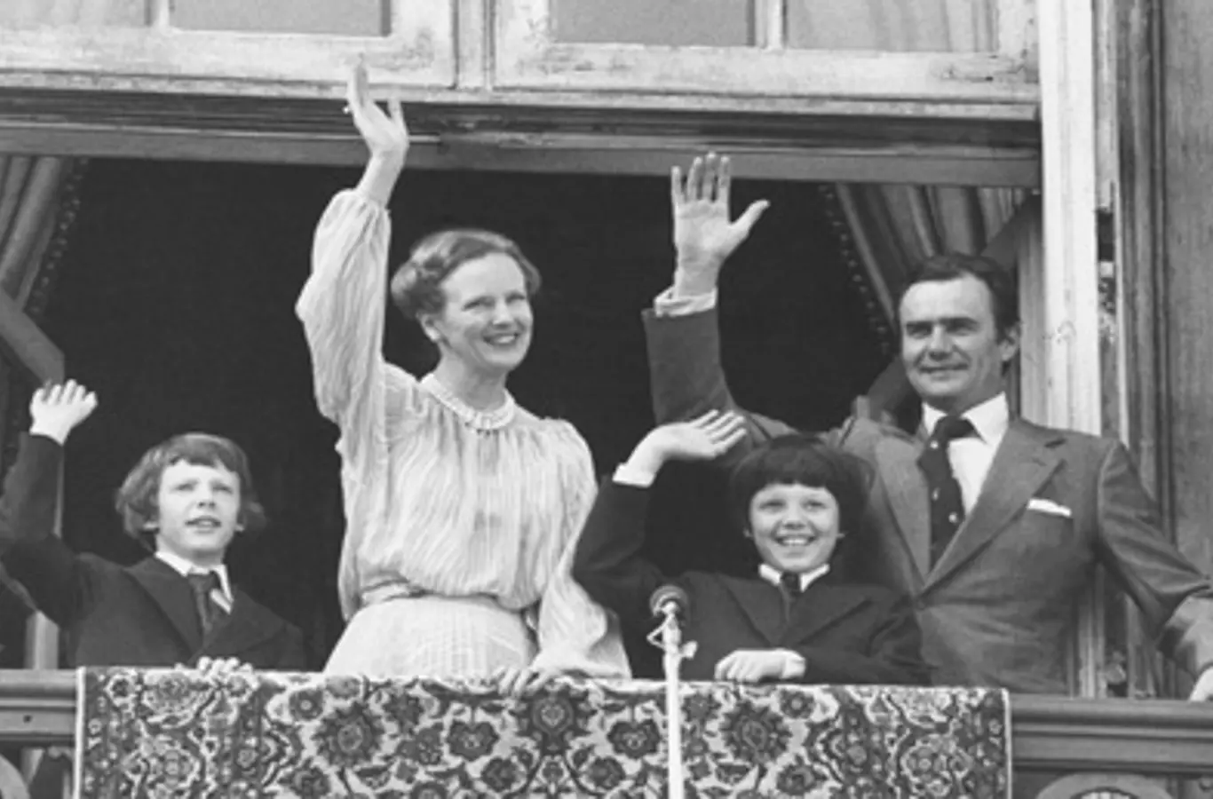 Regentparret, Kronprins Frederik og Prins Joachim på balkonen, Christian IX’s Palæ, Amalienborg i anledning af Dronningens 40 års fødselsdag i 1980.