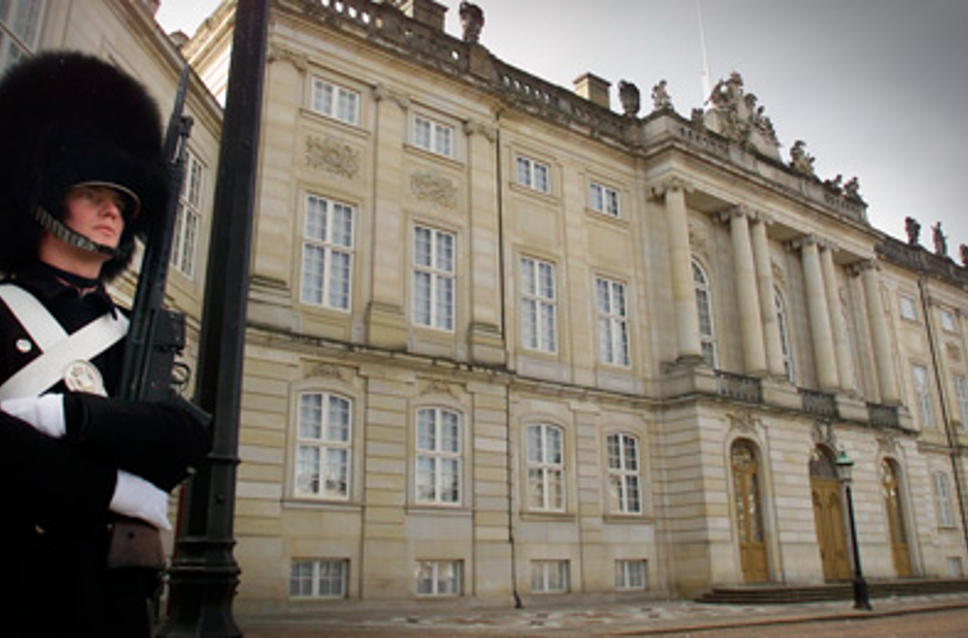 Hæderstegnsmiddagen afholdes i Christian VII's Palæ, Amalienborg.