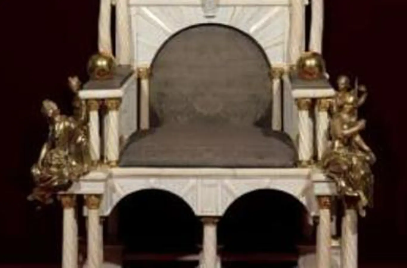 Udsnit af Salvingstronstolen, der blev benyttet fra 1671-1840.