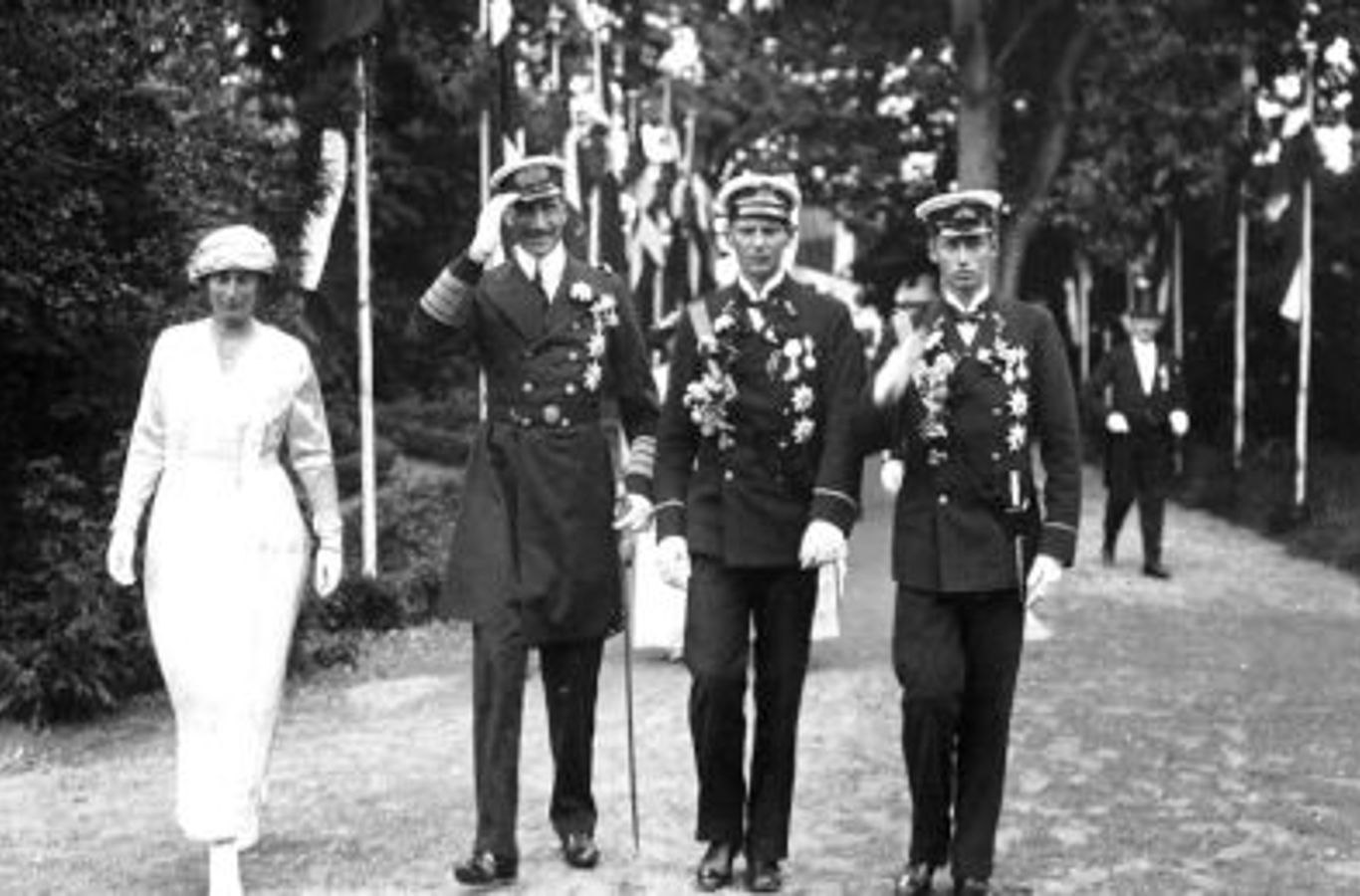 Kong Christian 10 og Dronning Alexandrine med sønnerne, Kronprins Frederik (9.) og Prins Knud.