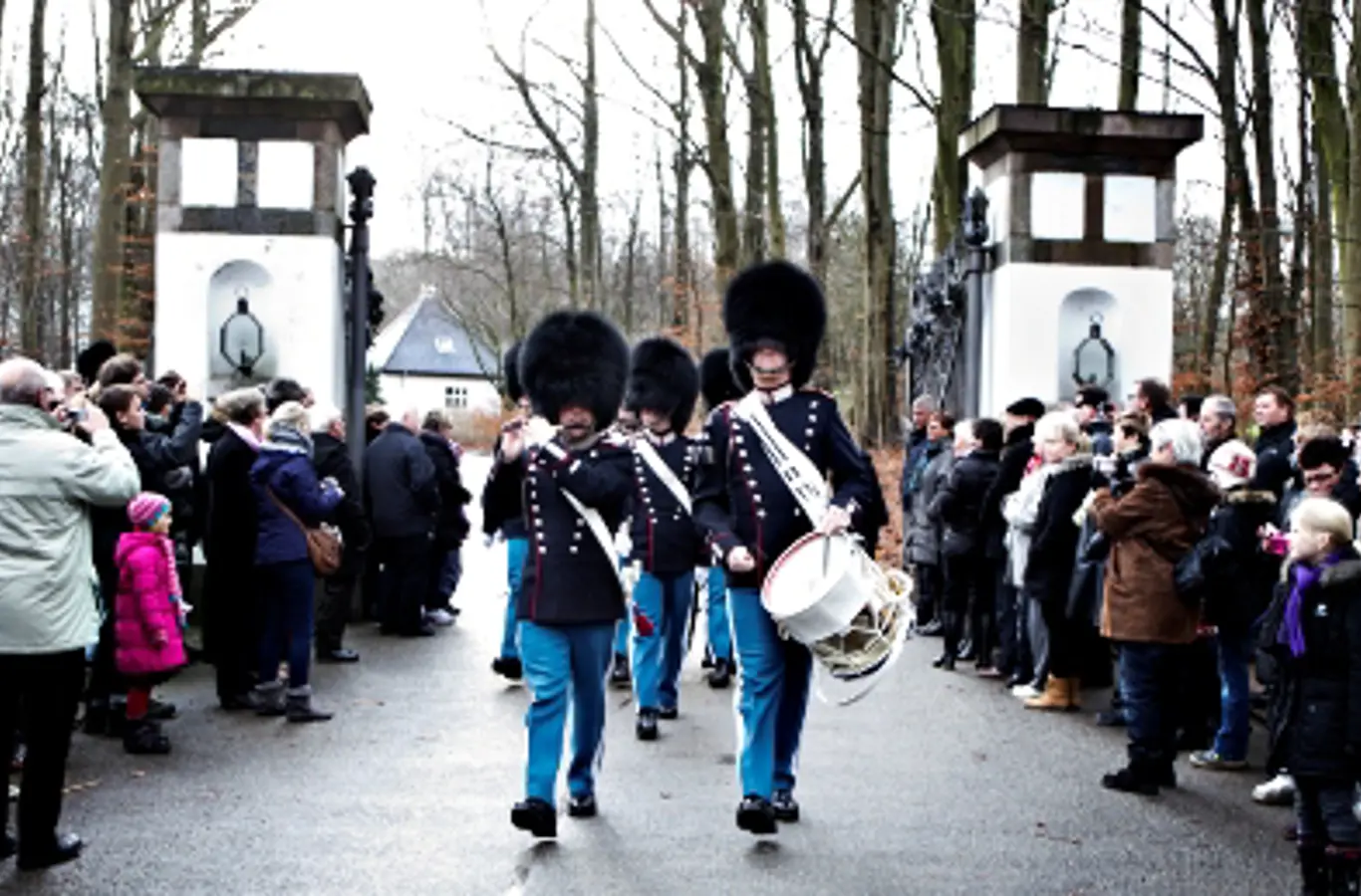 Vagtskifte ved Den Kongelige Livgarde ved Marselisborg Slot.