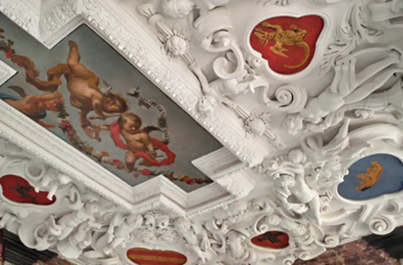 Udsnit af loftet i marmorgemakket på Rosenborg Slot.