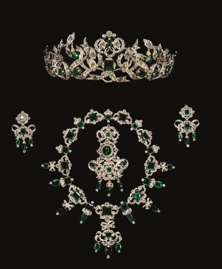 Emerald Charm Jacquard Set With Dupatta