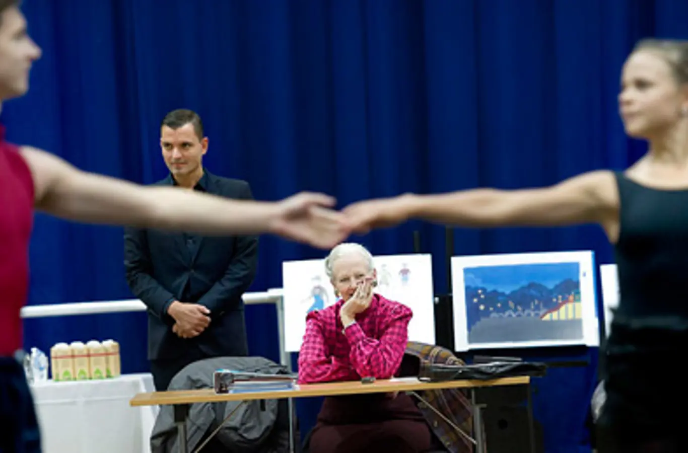 H.M. Dronningen ved første prøvedag for danserne i forbindelse med forestillingen Nøddeknækkeren.