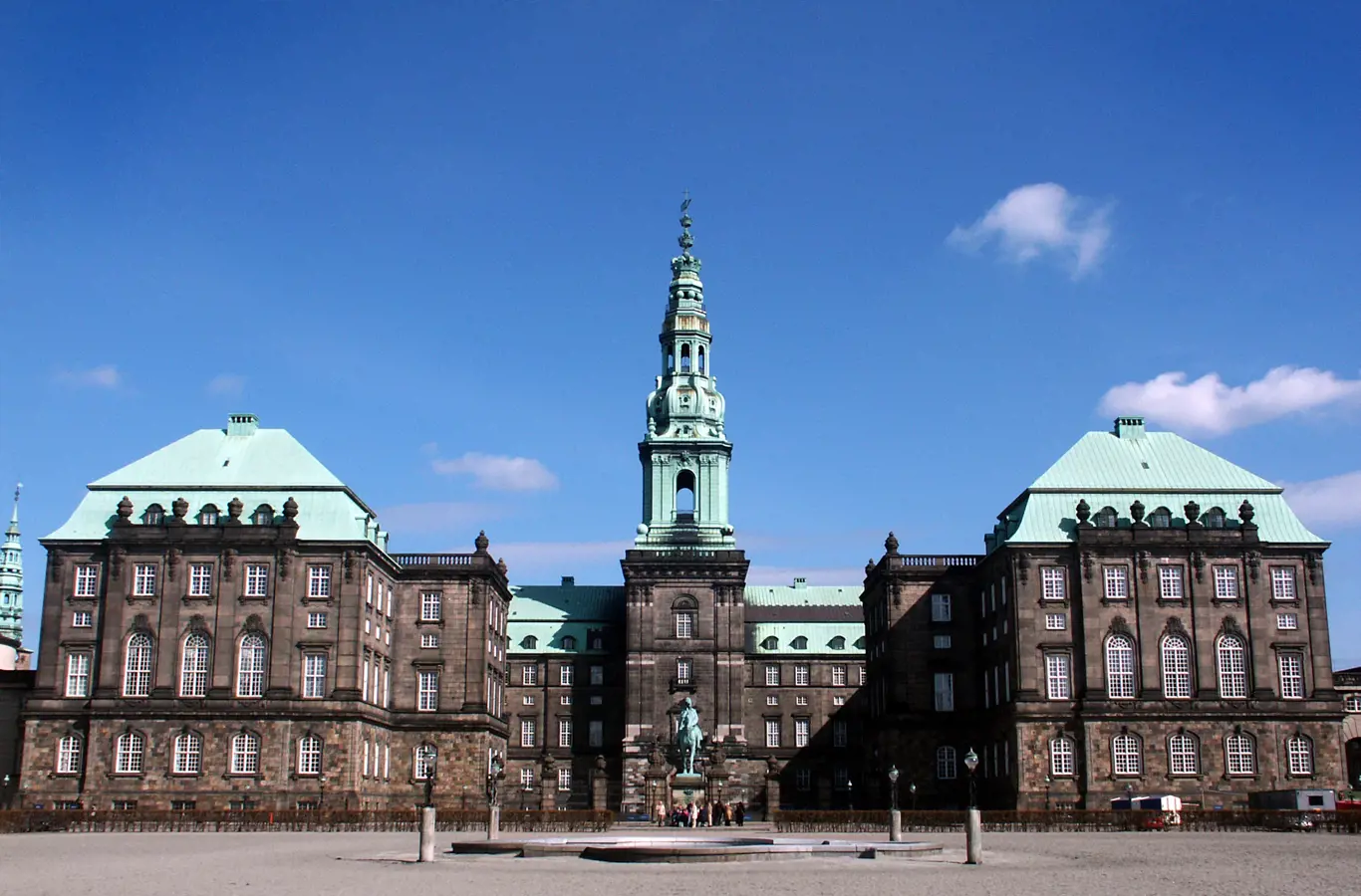 Christiansborg Slot set fra Ridebaneanlægget, 2004