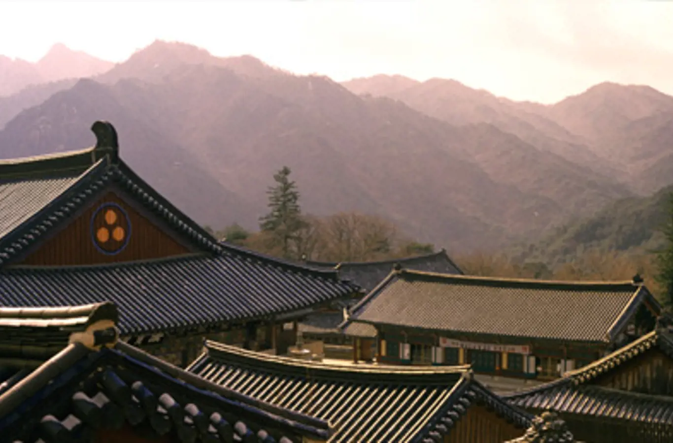 Haein-sa klosteret med Kayasan Bjergene i baggrunden, Sydkorea.