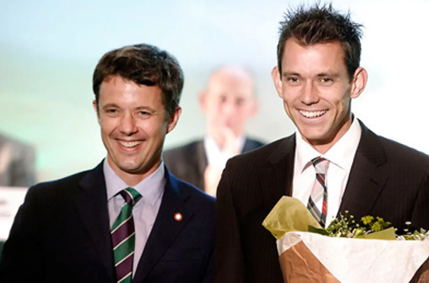 Arkivfoto: H.K.H. Kronprinsen lykønsker Frederik Løchte Nielsen efter sejren ved Wimbledon i 2012.