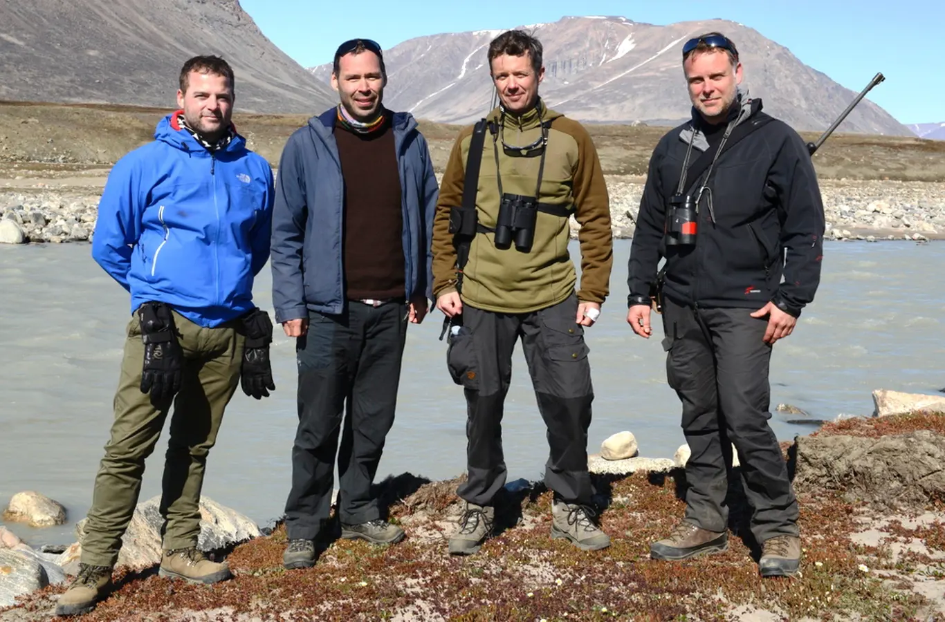Uddannelsesminister Morten Østergaard, minister for uddannelse, Forskning og Nordiske anliggender, Nick Nielsen, H.K.H. Kronprinsen, og stationsleder Niels Martin Schmidt ved Zackenberg elven.