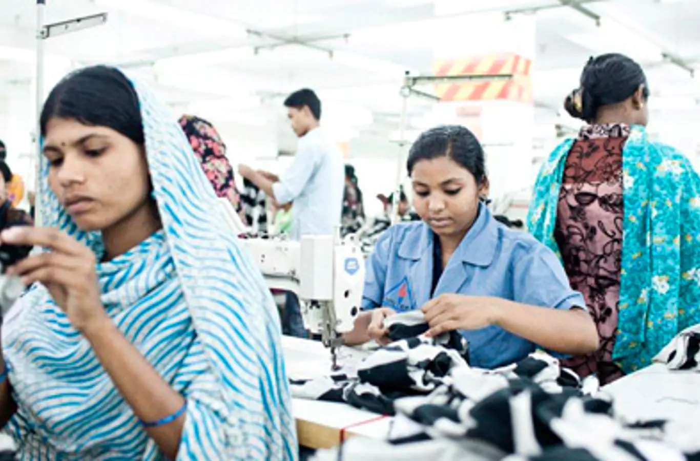 Under sit ophold vil H.K.H. Kronprinsen bl.a. besøge en række projekt, som Red Barnet har i samarbejde med en række danske tekstilvirksomheder.