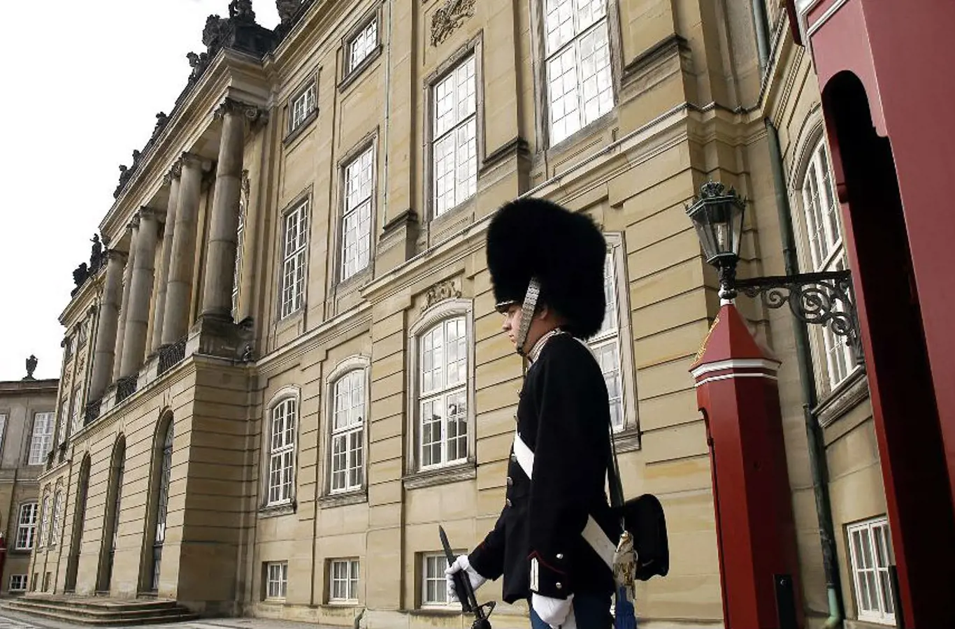 Livgarder står vagt på Amalienborg Slot.