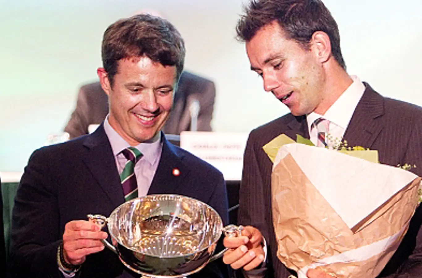 Arkivfoto: H.K.H. Kronprinsen lykønsker Frederik Løchte Nielsen med sejren ved Wimbledon i 2012.