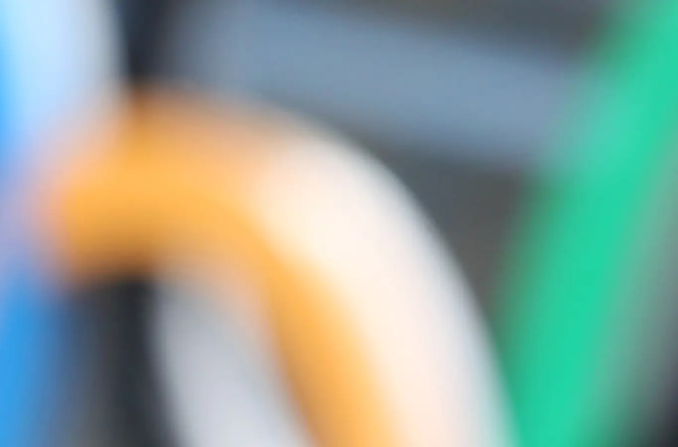 Den olympiske fakkelstav 2012 med de olympiske ringe i baggrunden.