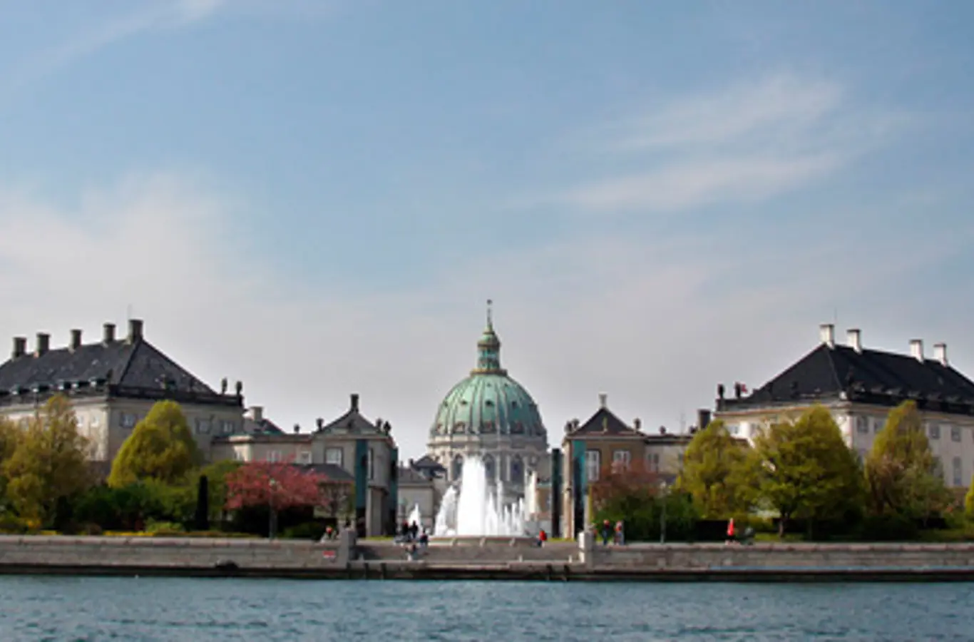 Amalienborg Slotsplads med Amaliehaven i forgrunden.