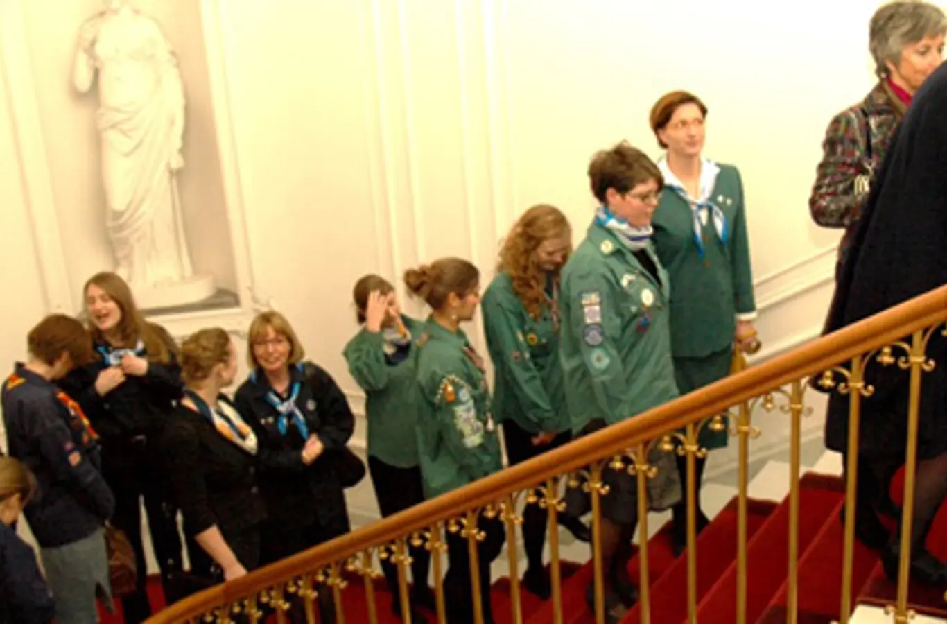 Repræsentanter for pigespejderne på vej op af Hovedtrappen til nytårsreceptionen, der afholdes i Riddersalen.