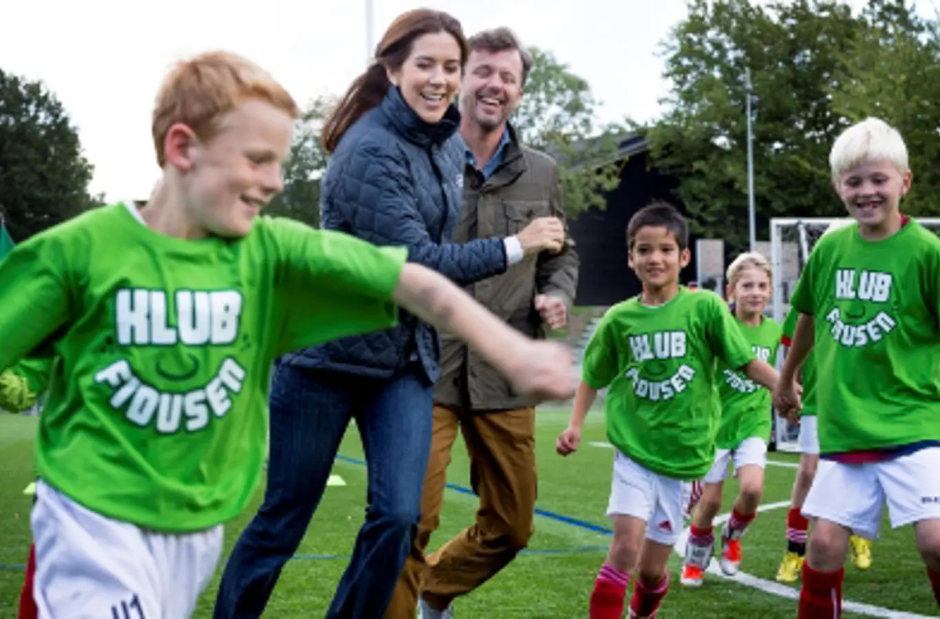 Kronprinsparret spiller fodbold med 10-årige spillerere til lancering af Klubfidusen, 2013