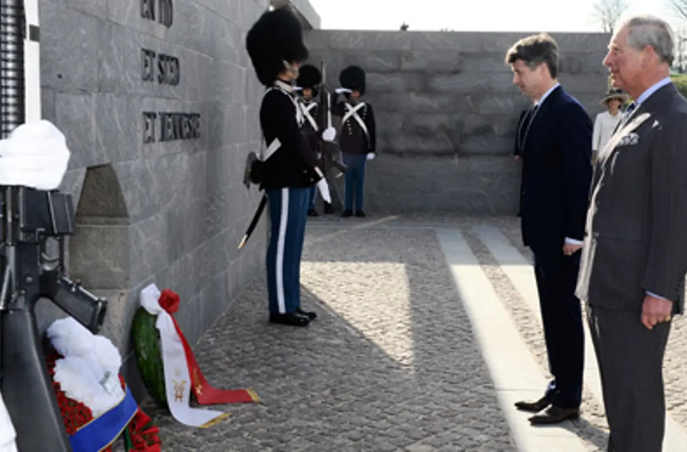 D.K.H. Kronprinsen og Prins Charles lægger kranse ved monumentet for Danmarks Internationale Indsats, Kastellet.