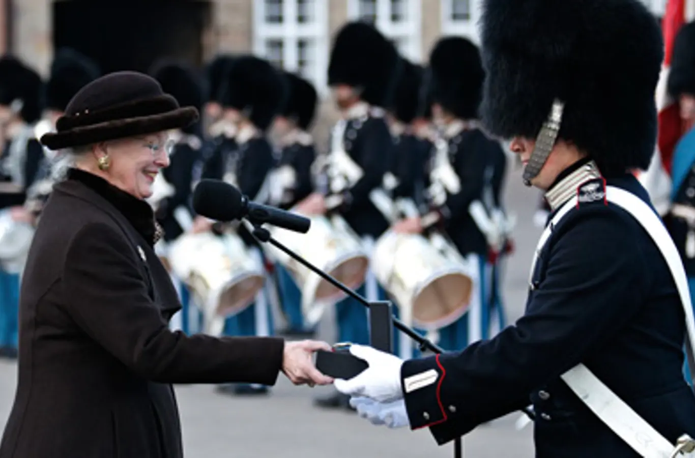 Arkivfoto: H.M. Dronningen overrækker Dronningens ur til garder Kasper Nikolai Redder Laursen, 2011.