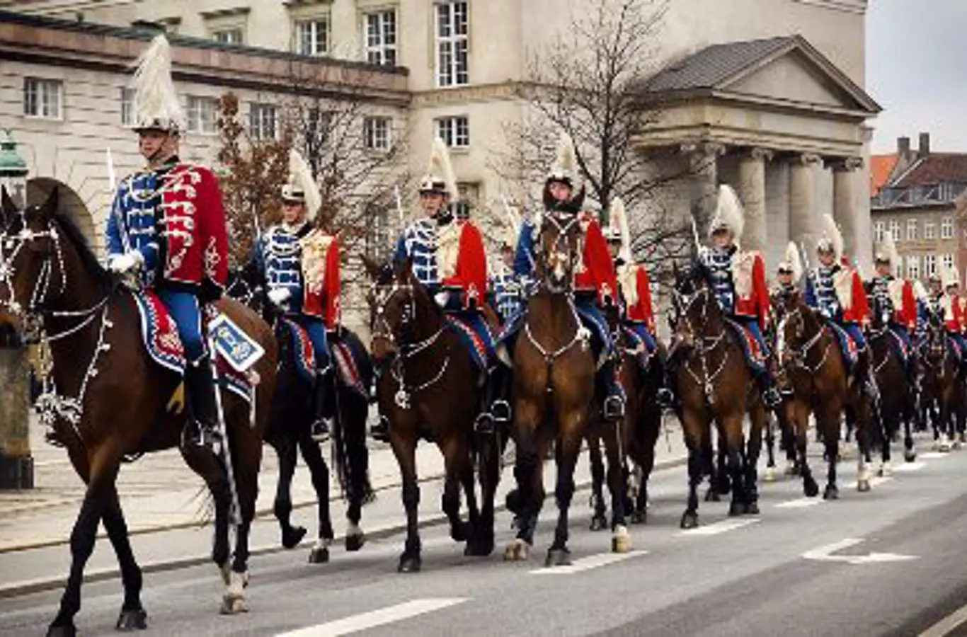 Gardehusarregimentet i gallauniform ved det indgående statsbesøg i 2006.