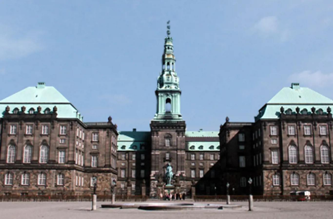 Christiansborg Slot set fra Ridebaneanlægget, 2004