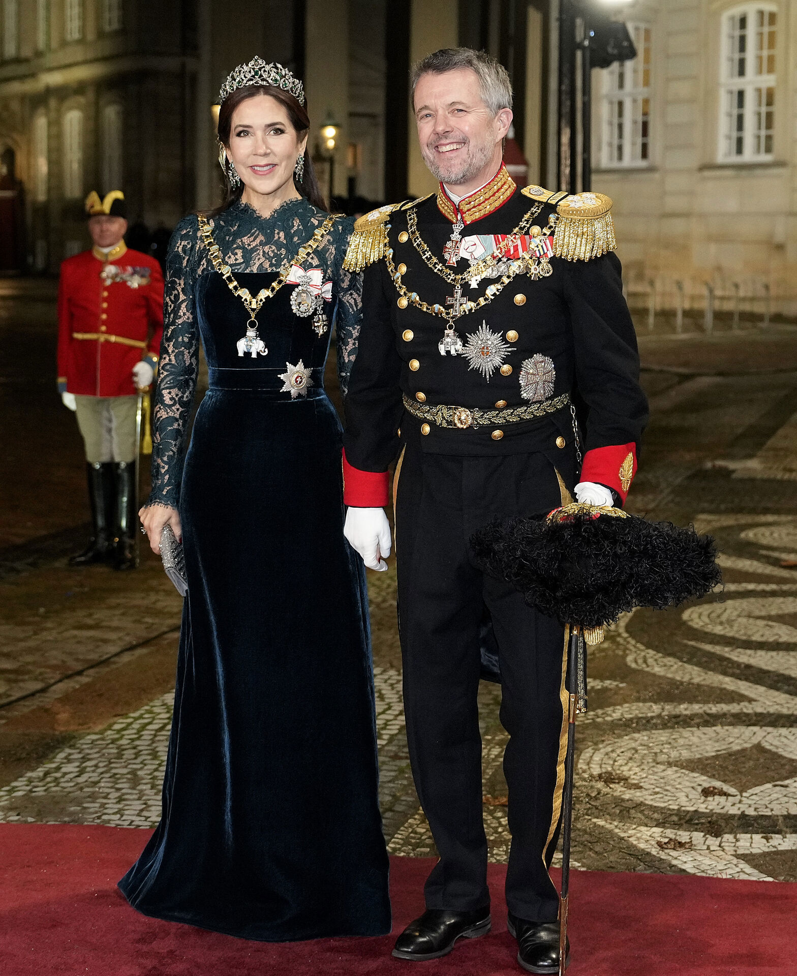 Den kongelige familie ankommer til nytårskur og -taffel 2025