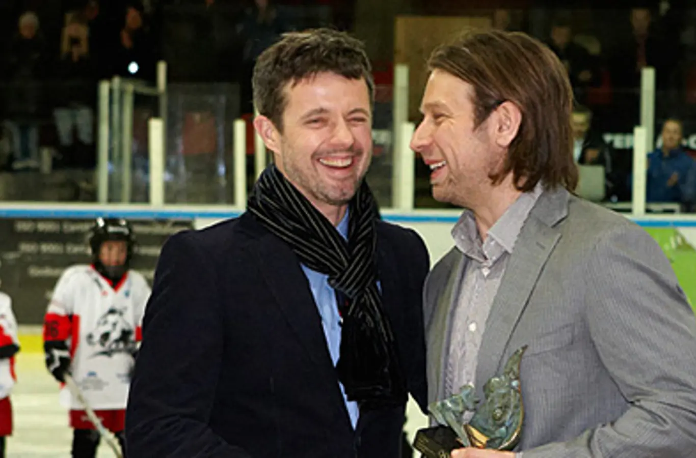 Kronprinsen overrækker 2010 IOC Trophy til ishockeyspilleren Kim Staal