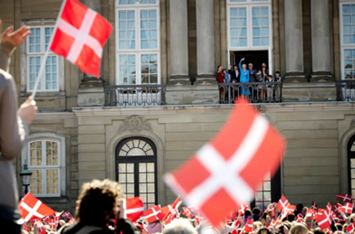 Arkivfoto: Den kongelige familie viser sig på balkonen på Christian IX's Palæ, Amalienborg, i forbindelse med Dronningens 70-års fødselsdag.