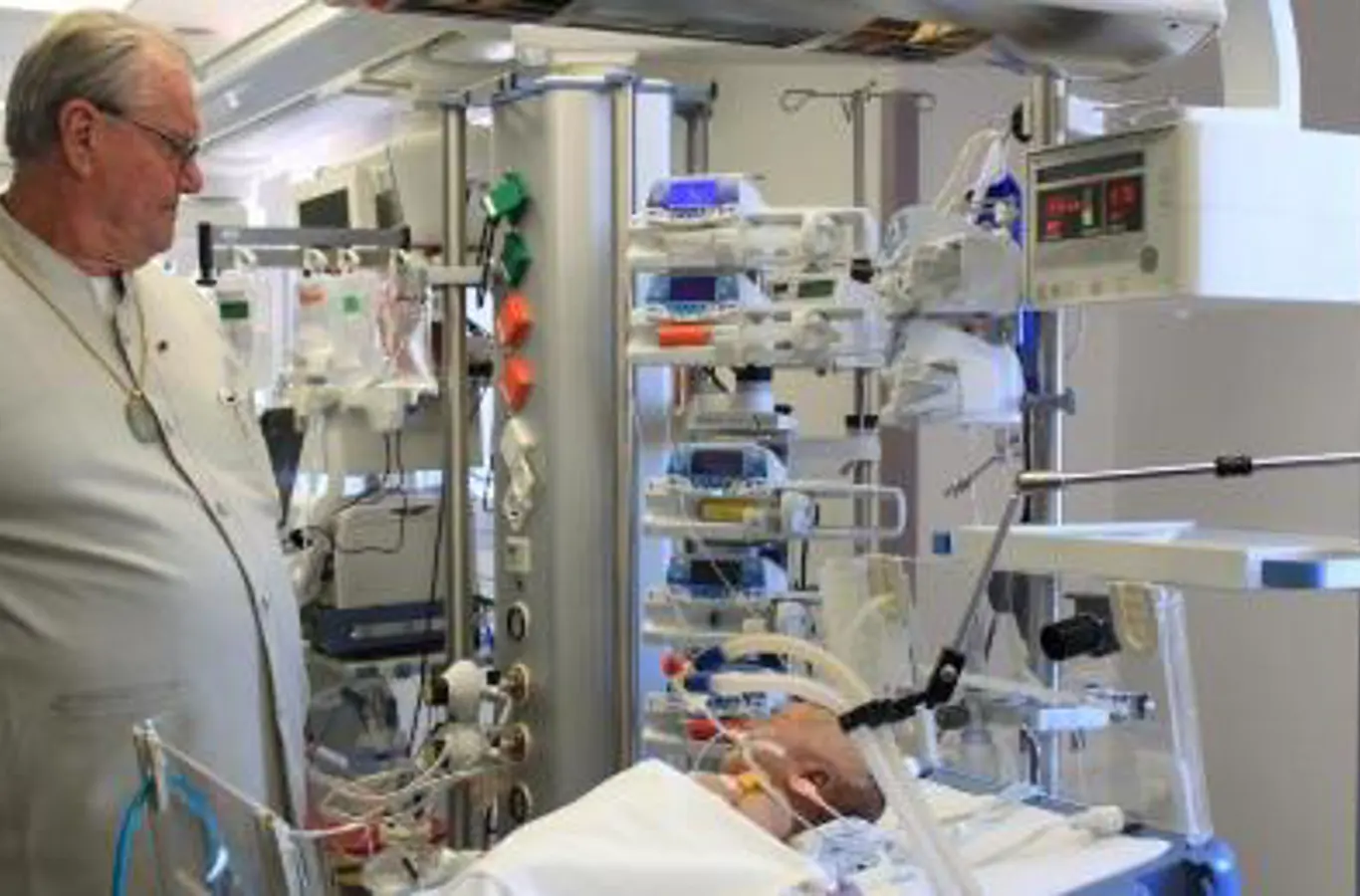 H.K.H. Prinsgemalen på overvågningsstue med et nyfødt barn umiddelbart efter gennemført operation på Aswan Heart Center.