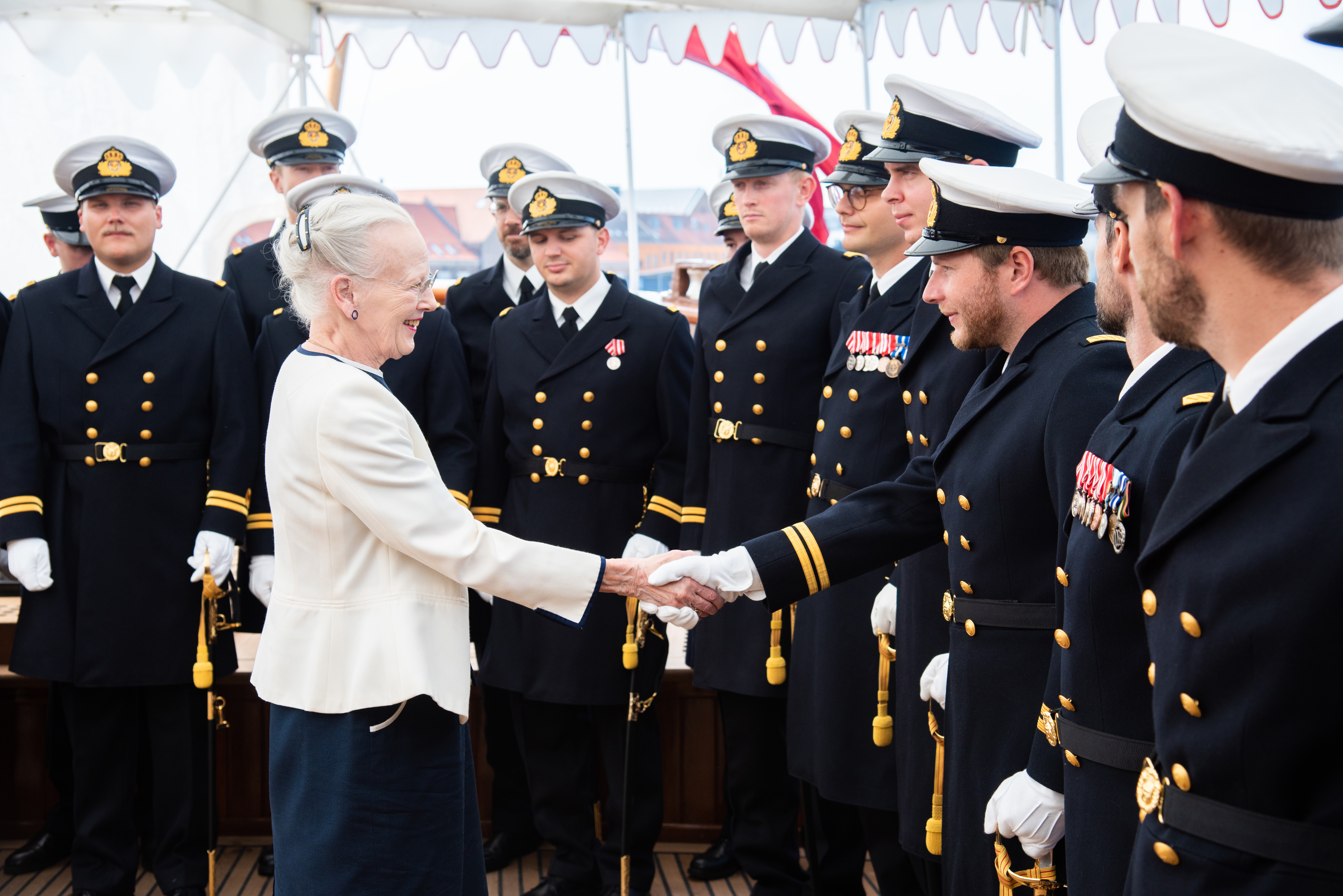 Королева Маргрете II приняла офицеров ВМФ: euro_royals — LiveJournal