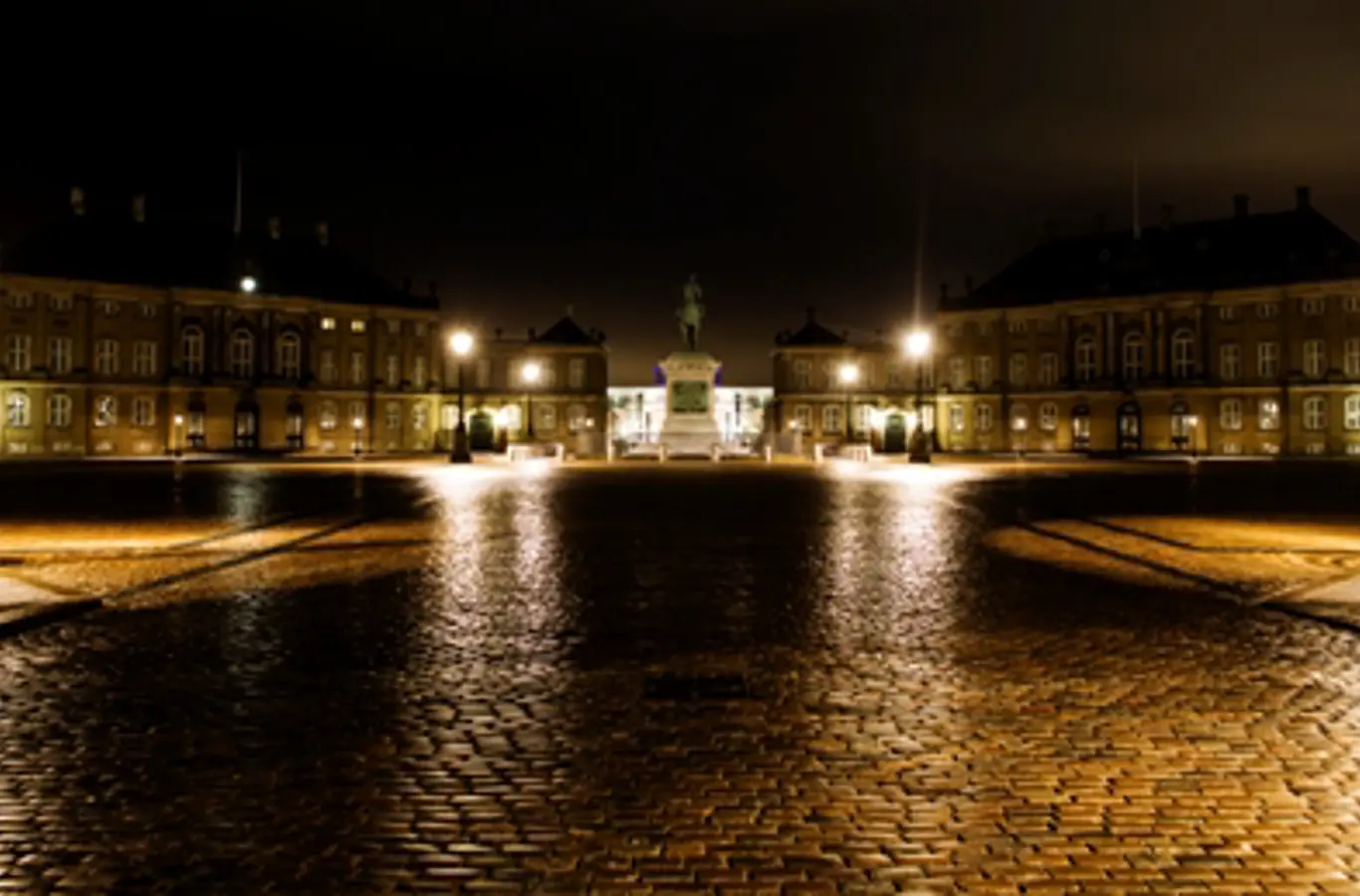 Arkivfoto. Amalienborg Slotsplads.