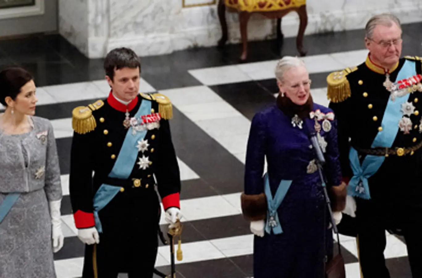 Den kongelige familie under kuren for diplomatiet i Riddersalen, Christiansborg Slot