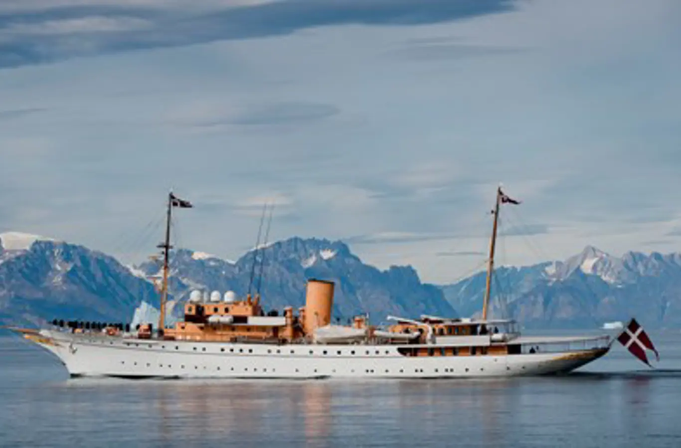 Kongeskibet Dannebrog i Grønland.