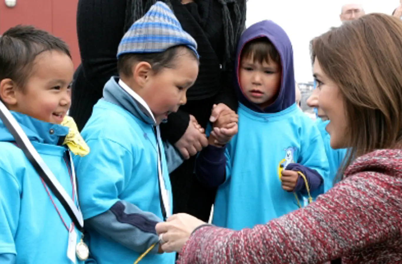 Kronprinsesse Mary deler medaljer ud til det første Kammagiitta – Fri for Mobberi stafetløb i Grønland, 2012.