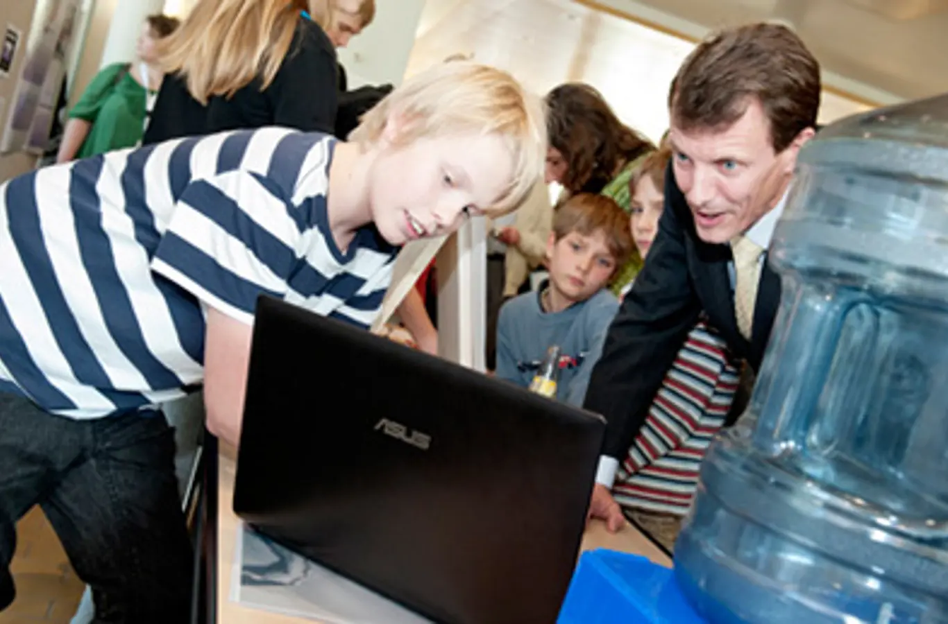 Anton Birkedal forklarer H.K.H. Prins Joachim om sit forsøg med bobleringe i 2012.