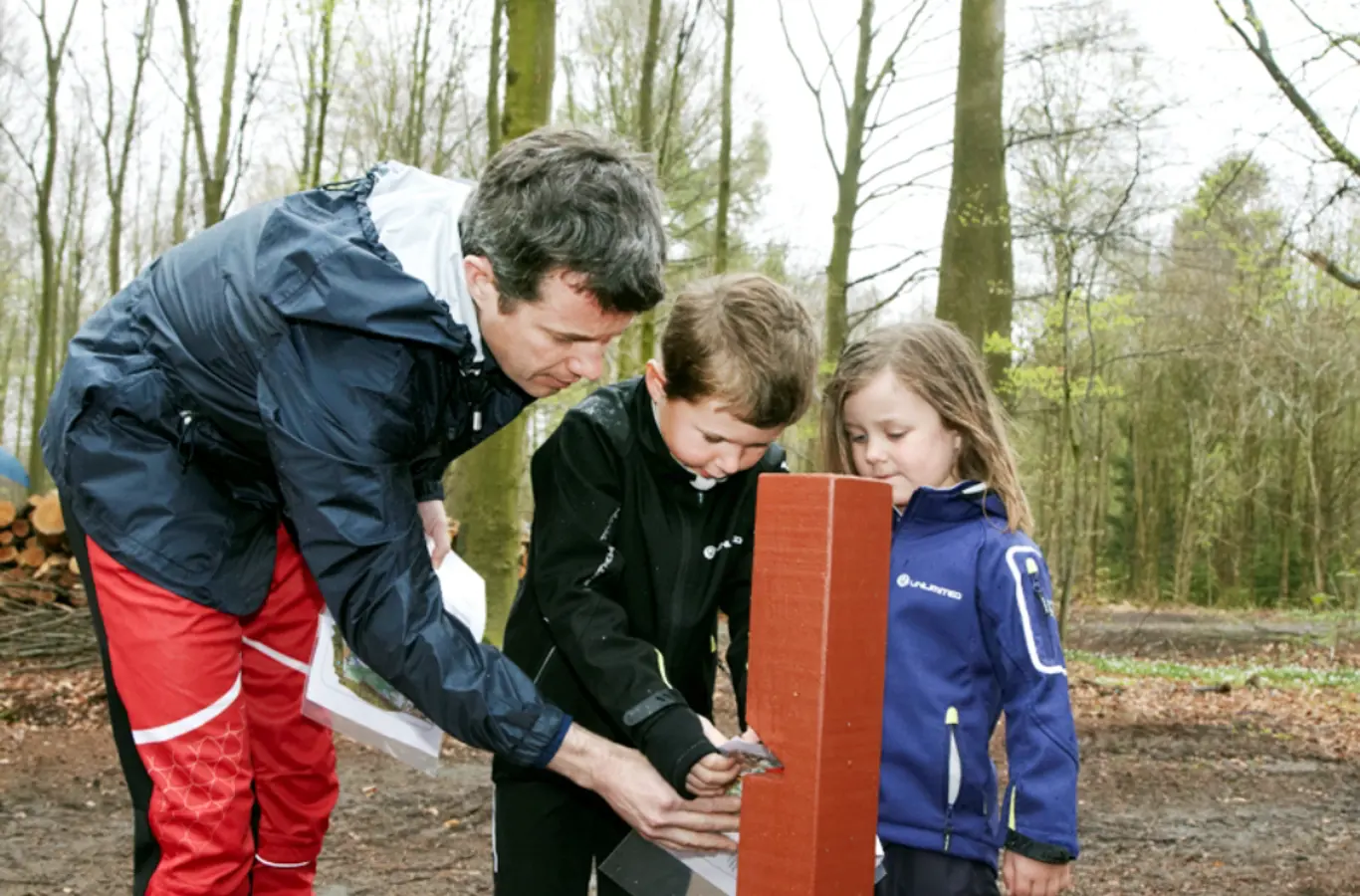 Efter at have åbnet arrangementet deltog Kronprinsen, Prins Christian og Prinsesse Isabella i orienteringsløbet.