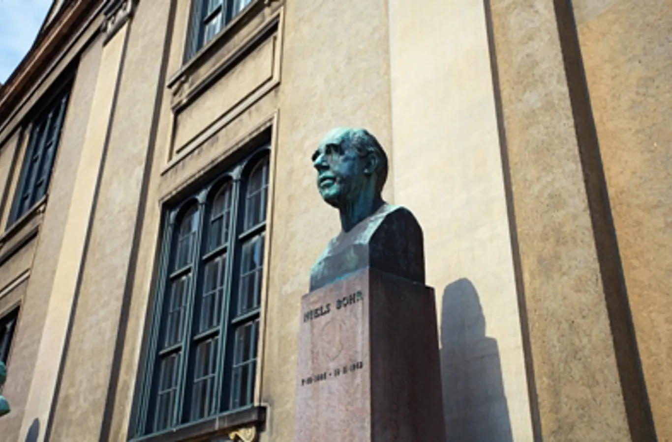 Arkivfoto. Buste af Niels Bohr foran Københavns Universitet.