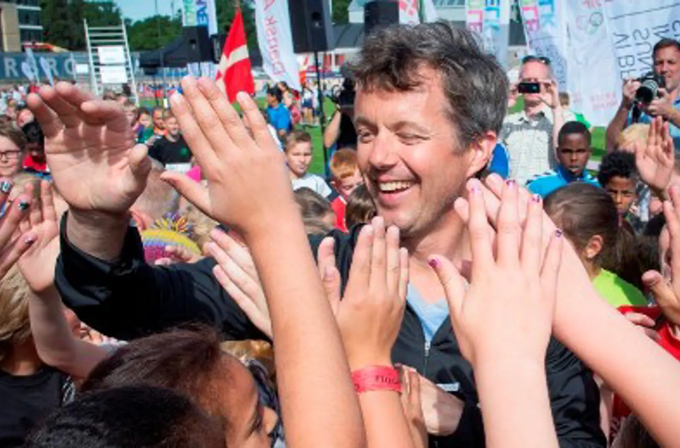 Arkivfoto. H.K.H. Kronprinsen ses på billedet ved finalestævnet ved Skole-OL tirsdag den 17. juni 2014.