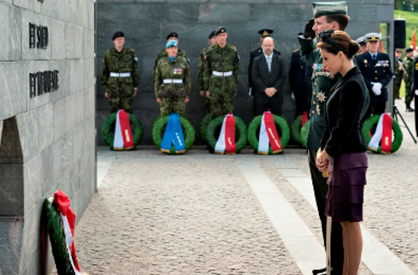 D.K.H. Prins Joachim og Prinsesse Marie ved kranselægning i Kastellet, København i forbindelse med flagdagen i 2013.