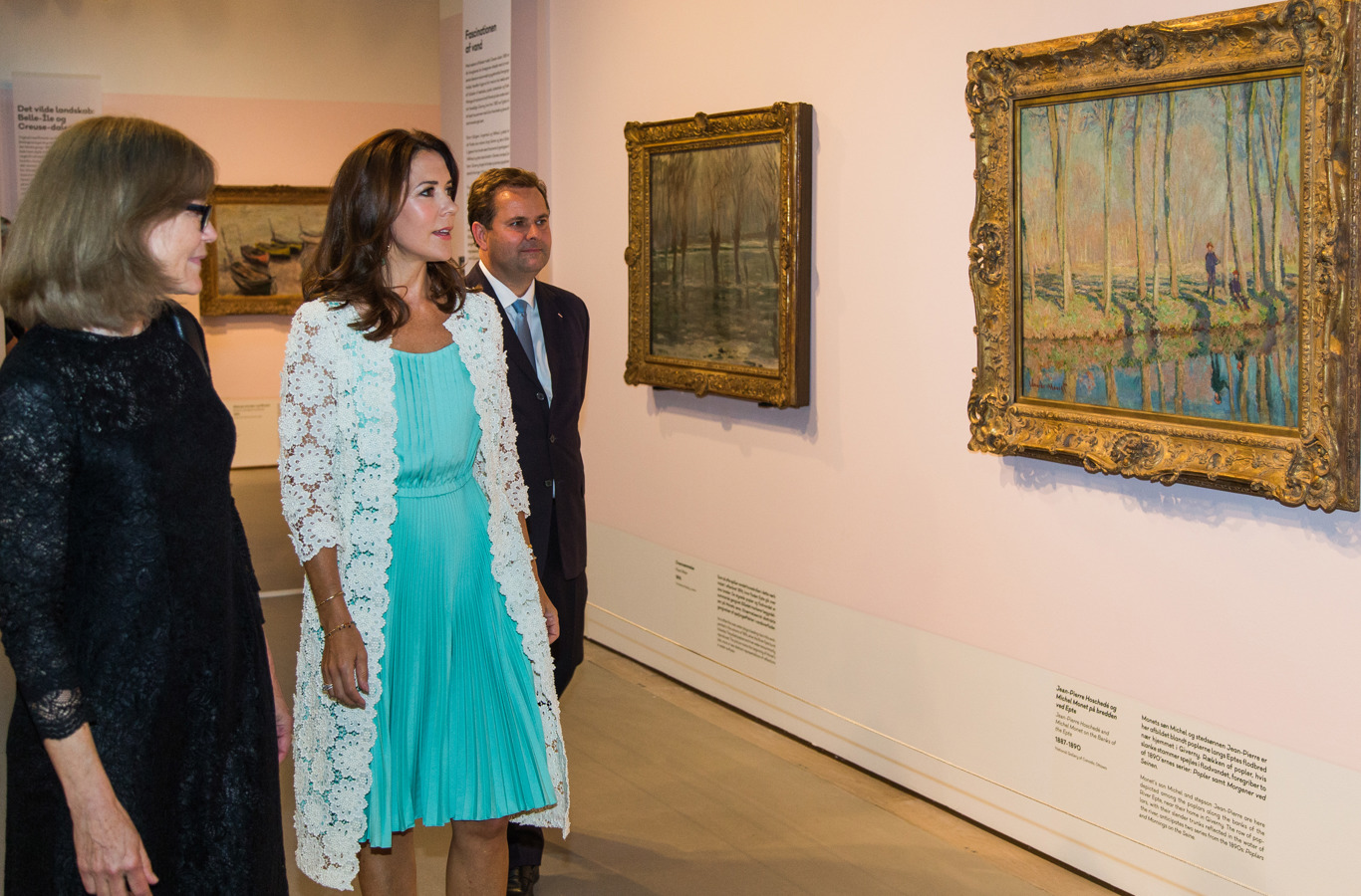 Kronprinsessen blev vist rundt i udstillingen af museumsdirektør Anne-Birgitte Fonsmark sammen med Mads Lebech, adm. direktør i Industriens Fond.