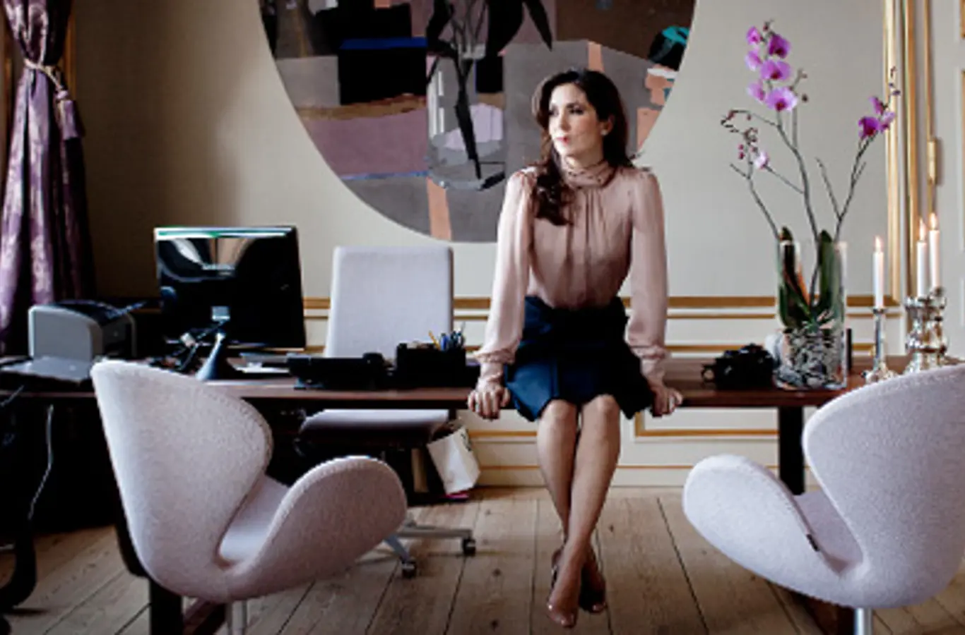 Kronprinsessen i sit arbejdsværelse, Frederik VIII's Palæ, Amalienborg.