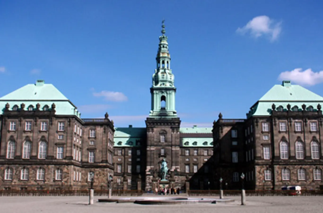 Christiansborg Slot set fra Ridebaneanlægget, 2004