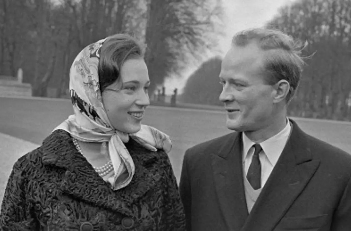 H.K.H. Prinsesse Benedikte og H.H. Prins Richard erklærer deres forlovelse til pressen i slotsparken på Fredensborg Slot i 1967.